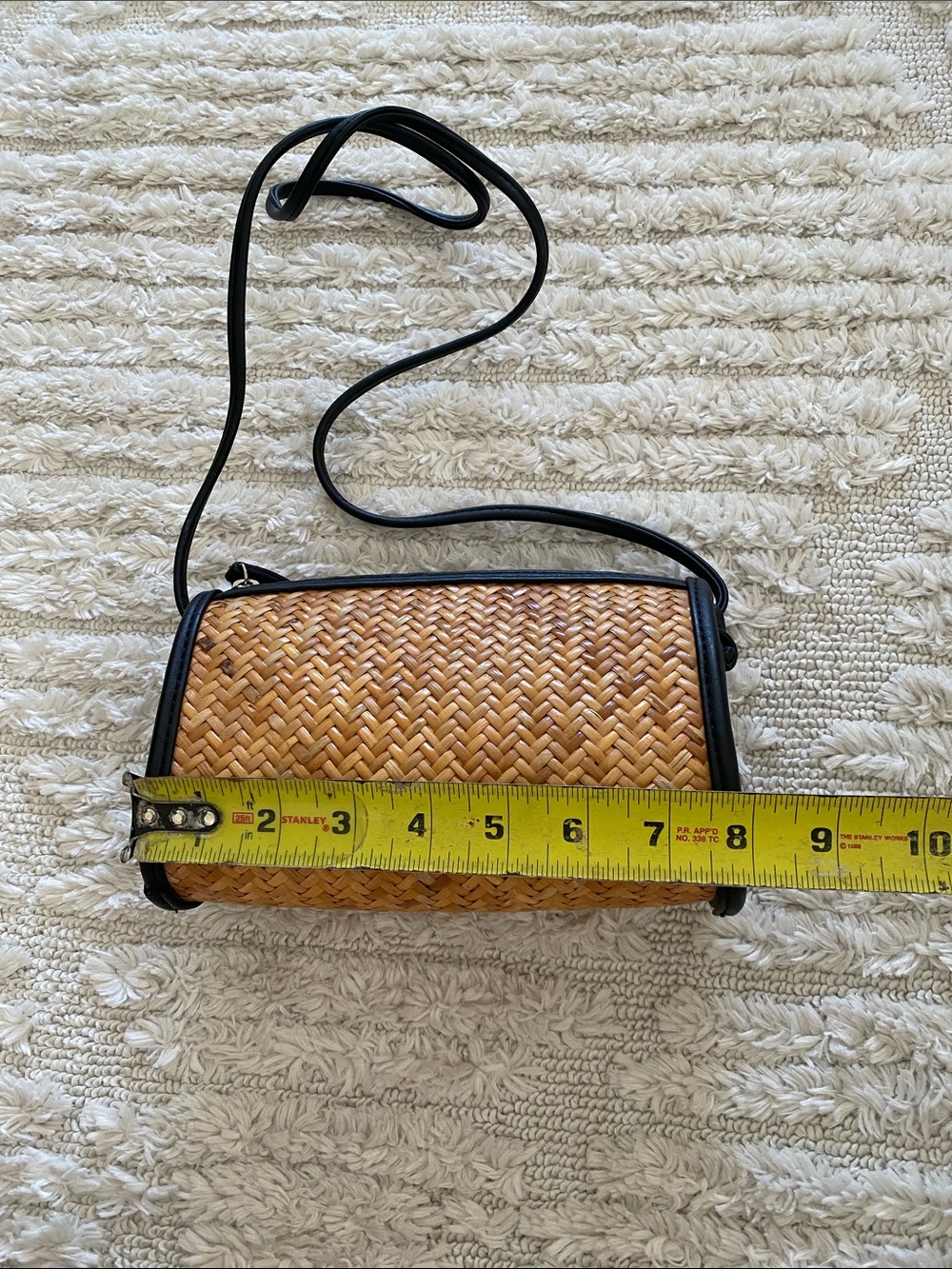 Urban Outfitters Woven Straw Crossbody Bag with Black Trim - Picture 5 of 9